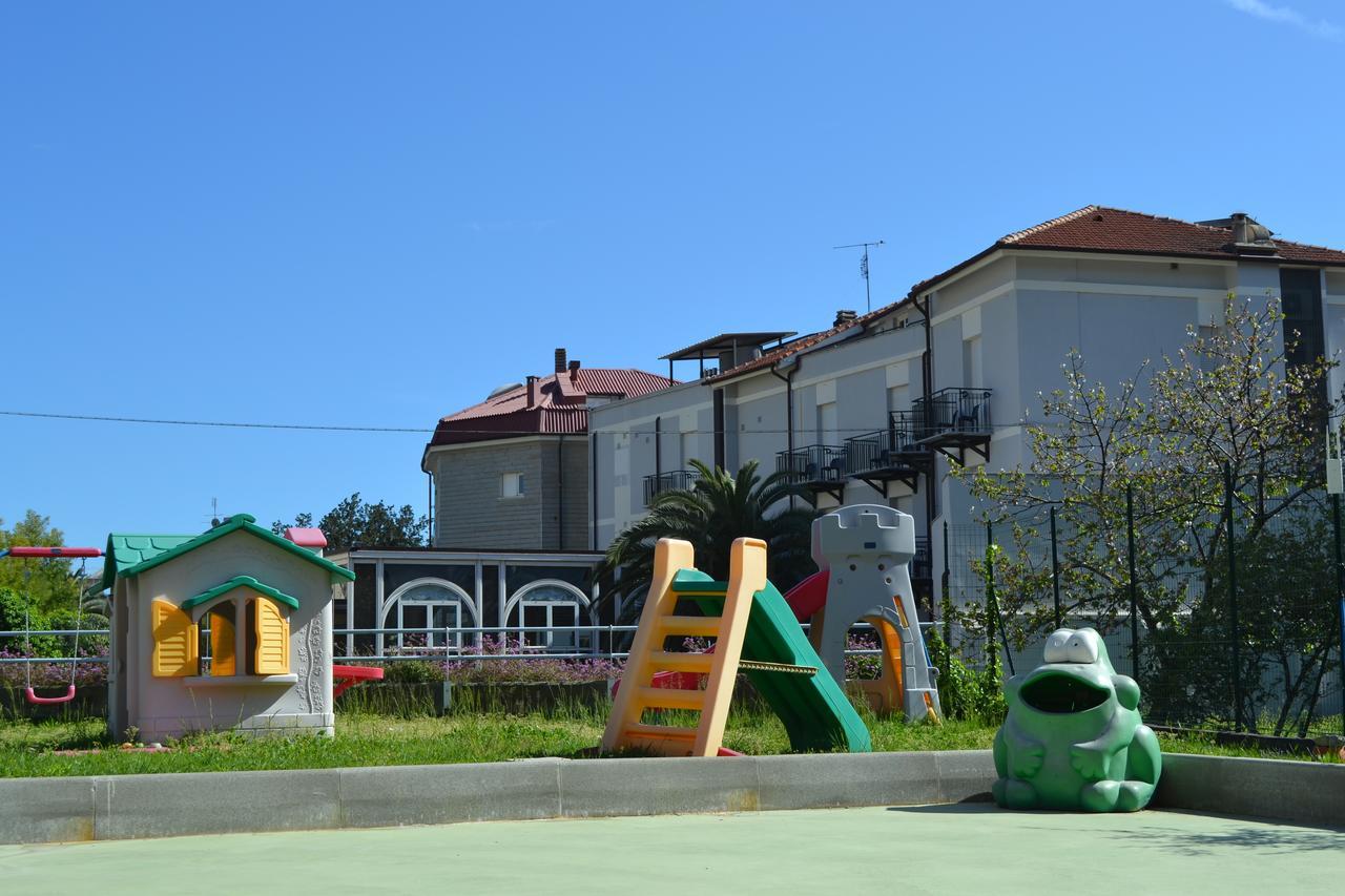 Hotel Riviera 3 Stelle Con Piscina Estiva Gratuita E Garage A Pagamento Spotorno Luaran gambar