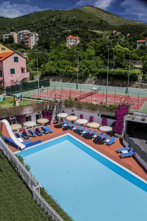 Hotel Riviera 3 Stelle Con Piscina Estiva Gratuita E Garage A Pagamento Spotorno Luaran gambar